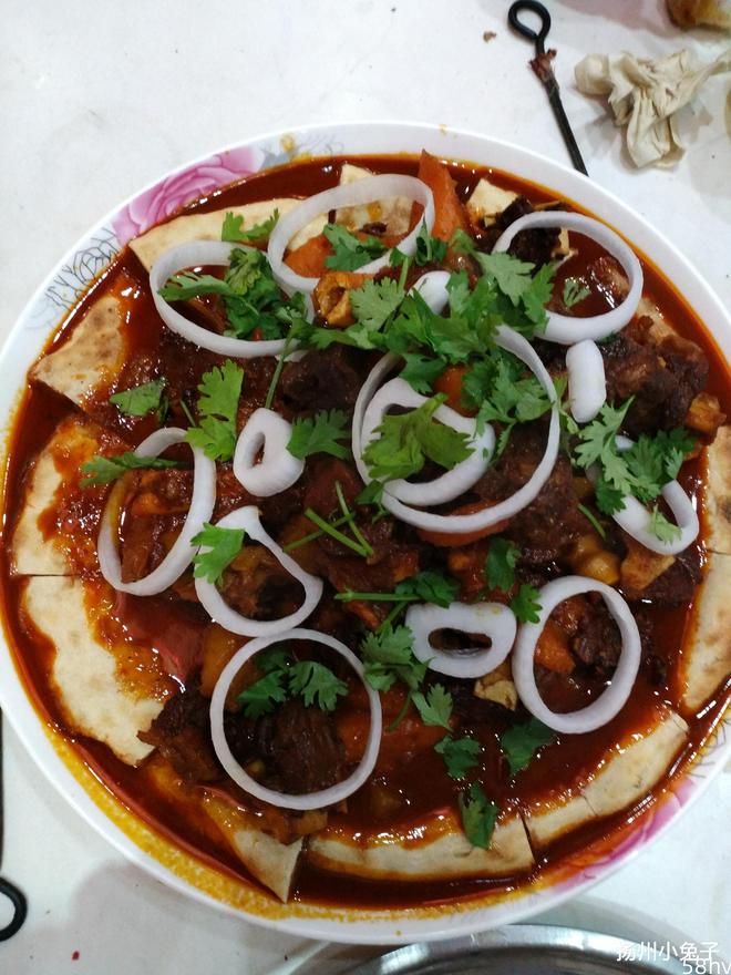 吃着新疆的各式羊肉美味，想起了生命中第一次吃羊肉串的往事