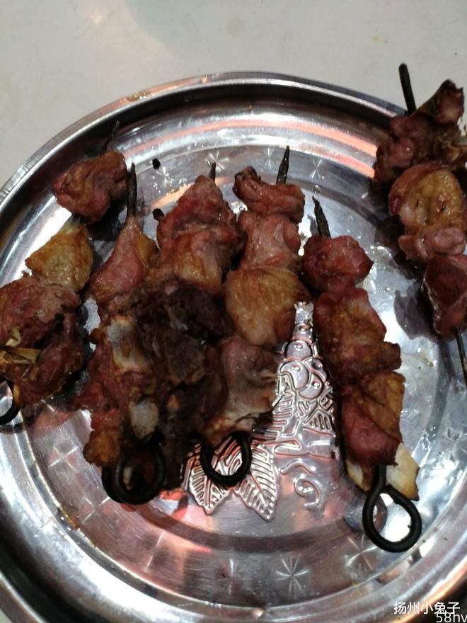 吃着新疆的各式羊肉美味，想起了生命中第一次吃羊肉串的往事