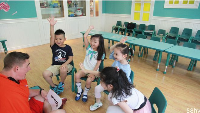 学英语要随时随地？某幼儿园升国旗，老师教孩子喊英语口号引热议