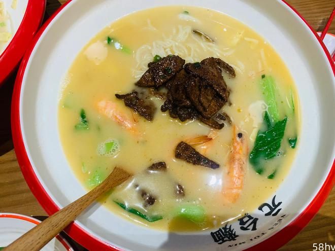 嘉定印象城的这家台州海鲜面馆汤底不错，性价比也高