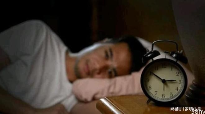 失眠多梦总是睡不够？睡前多做3件事，缓解疲劳，一觉睡到大天亮