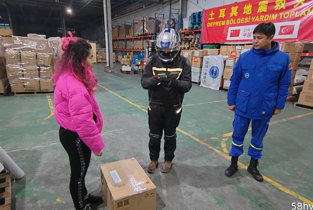 援土物资上海“爆仓”，中外志愿者联手挑最急需的打包