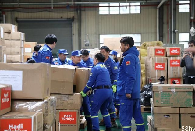 援土物资上海“爆仓”，中外志愿者联手挑最急需的打包