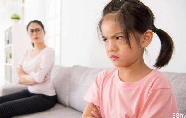 孩子年纪不大，脾气却异常暴躁，为什么？可能和父母这些行为有关