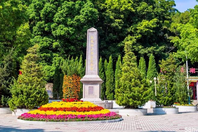 广东潮州有一座西湖公园，园中有传统园林，还藏有众多摩崖石刻