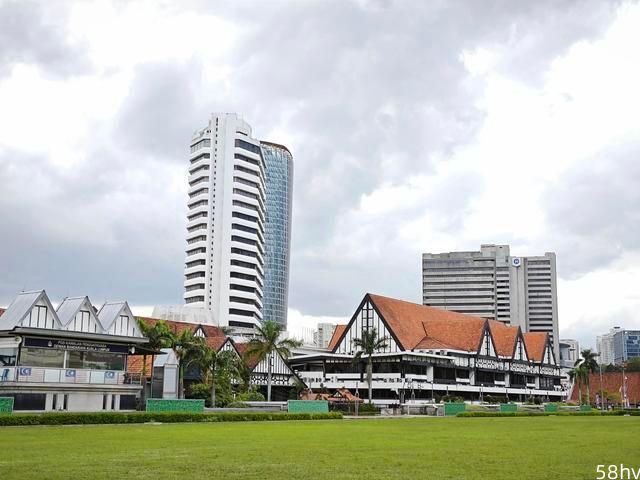 马来西亚独立广场，可以看到最顶端的建筑，行人随便踩草坪