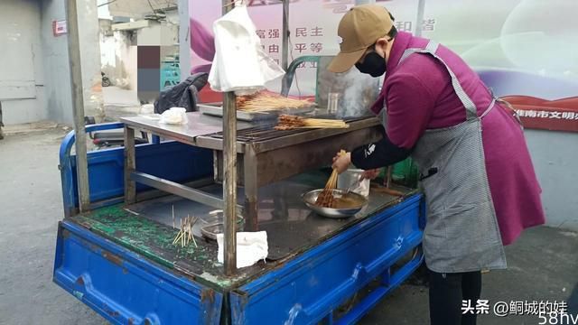 安徽淮南老城区，吃炸土豆片和烤肉串配上网红香肠，两人喝二斤酒