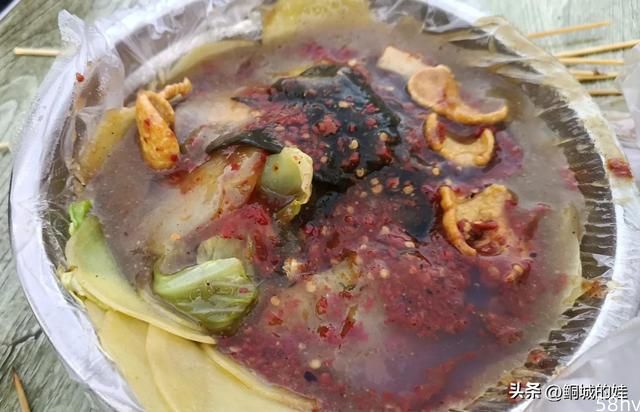 安徽淮南老城区，吃炸土豆片和烤肉串配上网红香肠，两人喝二斤酒