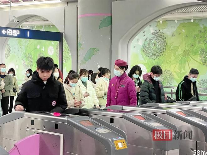 周末客流反超工作日：武汉地铁连续两天增加运力