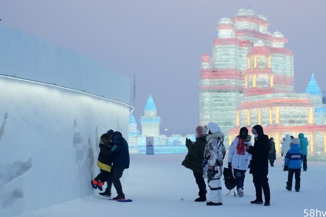 （社会）哈尔滨：“快乐”雪墙