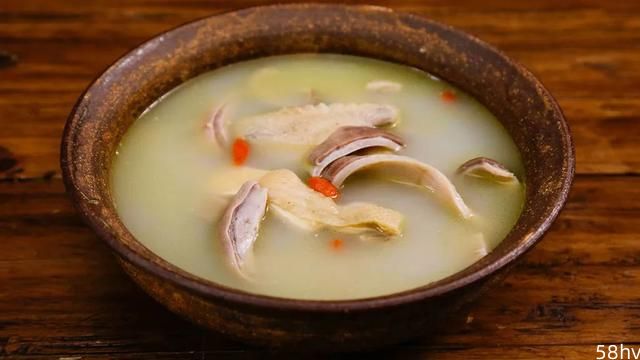 征服广东人的一碗汤！鲜香浓郁，滋补暖胃，喝下去比羽绒服还暖