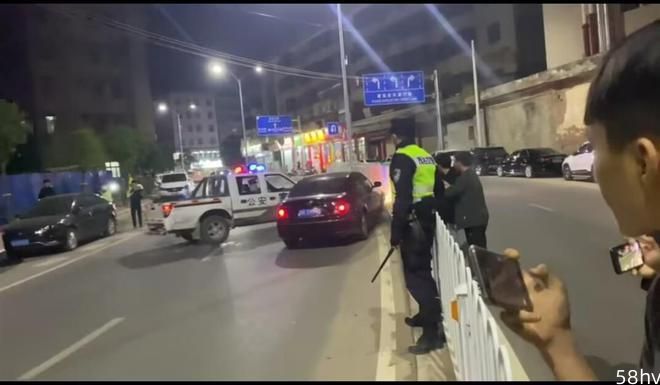 广东化州交警夜查酒驾，男子驾车逆行撞开警车逃逸
