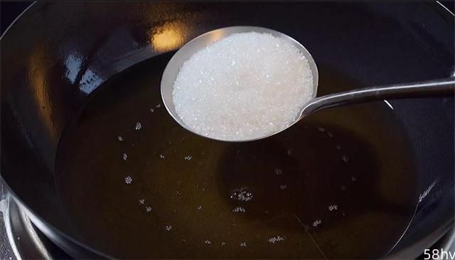 把白糖倒进滚烫的油锅中，出锅瞬间变成一道美食，实在太解馋了