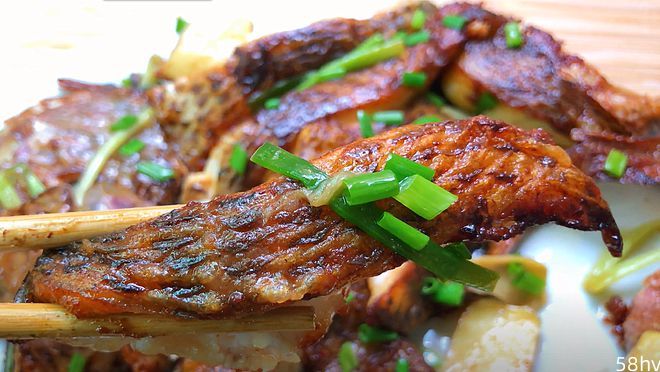 无水煎焗福寿鱼，比清蒸的还好吃，不加一滴水，外脆里香不发腥