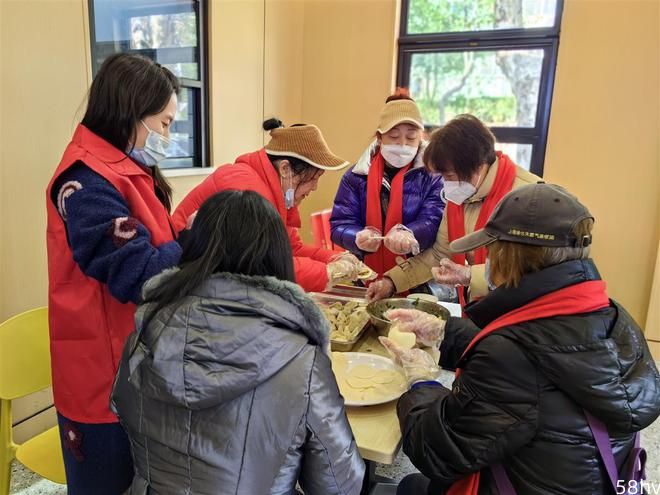 暖！社区邀请空巢老人同吃团圆饭，志愿者上门为老人打扫卫生
