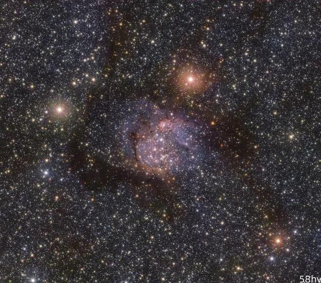 欧洲南方天文台拍摄到 6000 光年外的巨蛇座星云 Sh2-54 新照片
