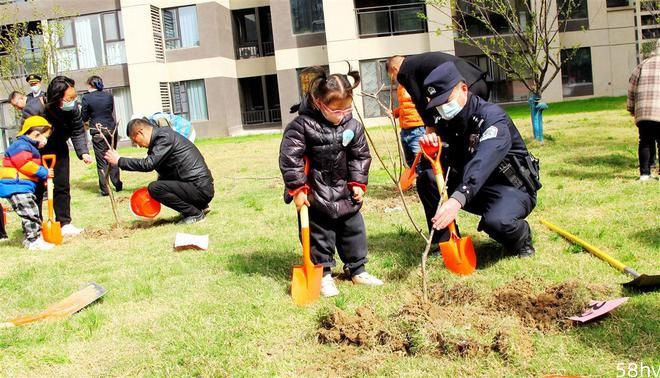 植树与反诈活动结合，武汉东西湖警民植树节植下“反诈”希望林