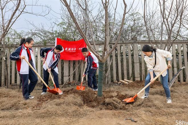 武汉中学初中生开展植树活动，践行绿色发展