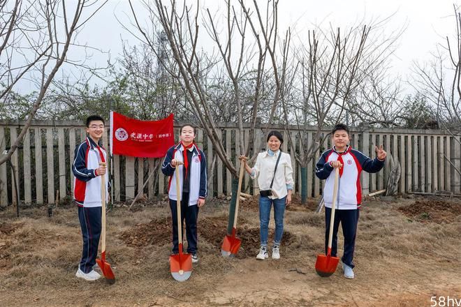武汉中学初中生开展植树活动，践行绿色发展