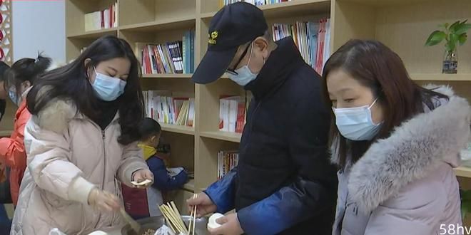 正月初三，江陵这个社区的群众一起包饺子送祝福