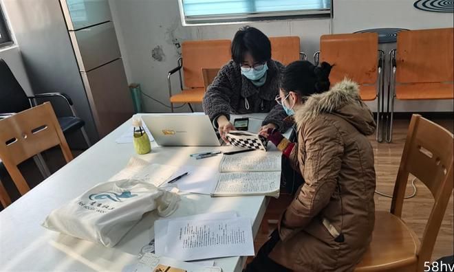 武汉志愿者帮初中生辅导学习，社区让出会议室做临时教室