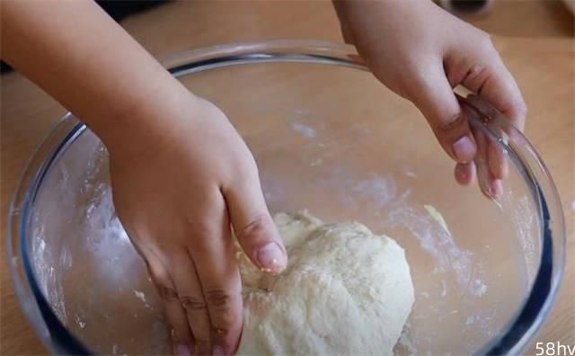 普通面粉做面包更简单，不用揉膜，只需揉面3分钟，香软拉丝