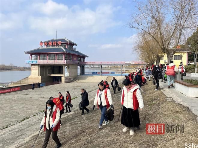 武汉新洲龙城社区开展守护“河湖”志愿活动