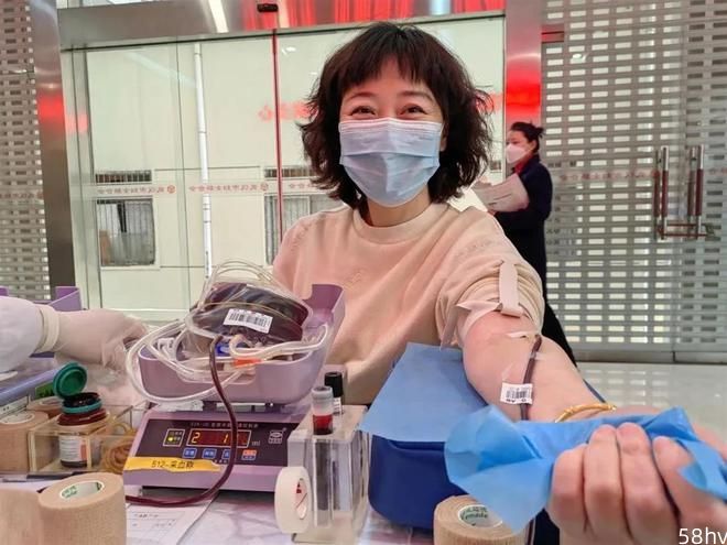 武汉市妇联组织开展“学雷锋 献爱心”无偿献血活动