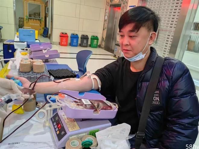 武汉市妇联组织开展“学雷锋 献爱心”无偿献血活动