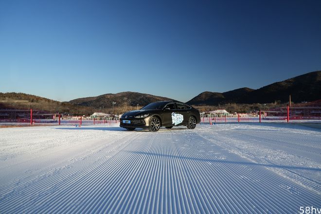 滑雪场深度体验凌渡L，掀背轿跑能否驾驭冰雪？