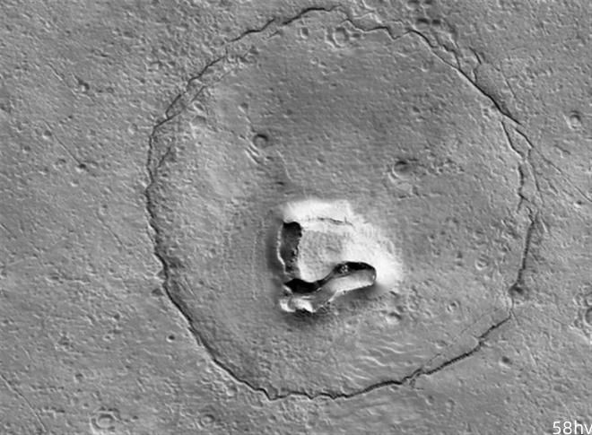 火星表面发现奇特地貌酷似熊脸
