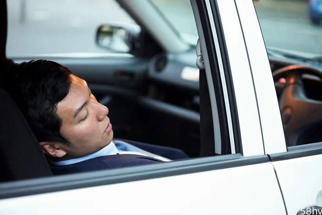玻璃全部关闭，车里的氧气够睡一晚吗？