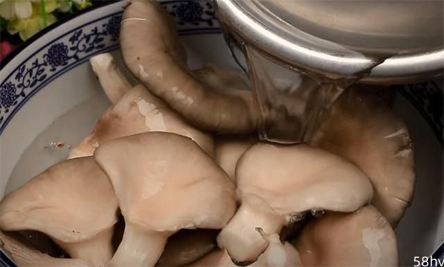 炸蘑菇是用面粉还是淀粉？很多人都搞不清楚，大厨教你正确做法