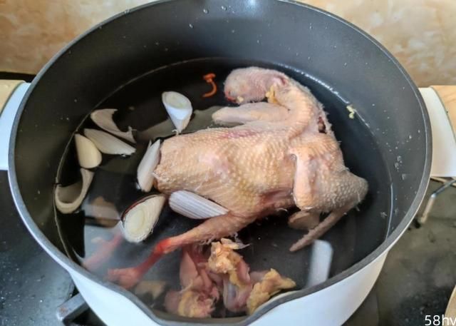 炖鸽子汤，直接炖或焯水都是大忌！牢记这点，汤鲜味美还不腥