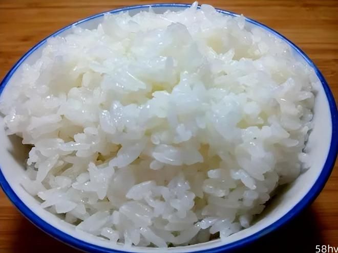 煮米饭只会加水，难怪不好吃！牢记5个技巧，颗粒分明，松软甜香