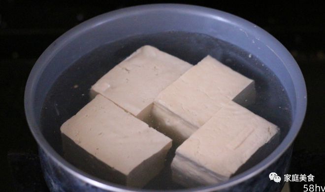 煎豆腐，不要直接下锅煎，多加1步，就算嫩豆腐也不碎块，不粘锅