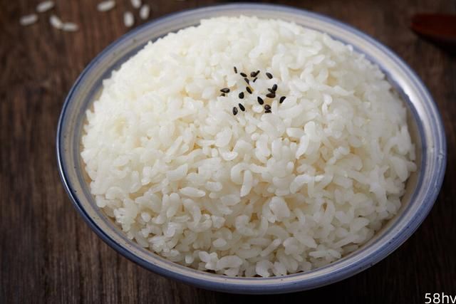 煮米饭，只会加水是外行，难怪发黏不好吃，多放2样，粒粒饱满