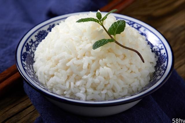 煮米饭，只会加水是外行，难怪发黏不好吃，多放2样，粒粒饱满