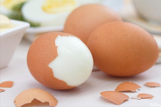 煮鸡蛋，只用清水还不够，多放2物，鸡蛋更香嫩，蛋壳一碰就掉