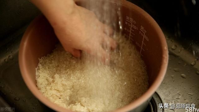 煮米饭只会加水，难怪发黏不好吃，多加1味料，米饭香甜颗粒分明