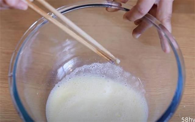 糯米粉里加点牛奶，手不沾面就能做出麻薯包，酥香糯口又简单