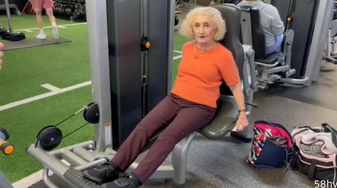 美国103岁老太太坚持健身活力无限，去健身房还要戴着珠宝妆容精致