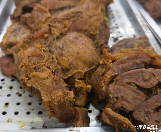 舌尖上的老北京，一盘酱肉两种吃法，烧饼酥脆层多，既解馋又实惠