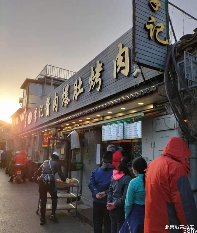 舌尖上的老北京，一盘酱肉两种吃法，烧饼酥脆层多，既解馋又实惠