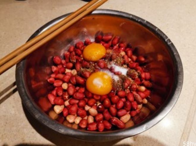 花生米加2个鸡蛋，筷子搅一搅，出锅下饭又下酒，全家人抢着吃