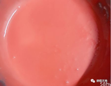 草莓红丝绒奶盖卷，一款颜值与美味并存，让少女心爆棚的小甜品！