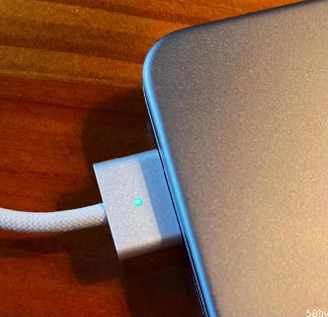 苹果为新款 MacBook Pro 随附对应颜色的 MagSafe 充电线