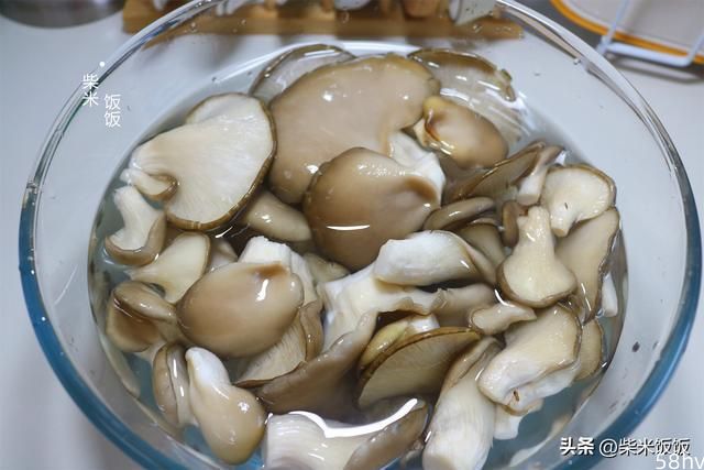 蘑菇的简单吃法，一出锅满屋香，开胃下饭，给肉都不换