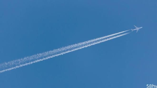调查显示飞机凝结尾迹对全球变暖的危害超过了燃料排放