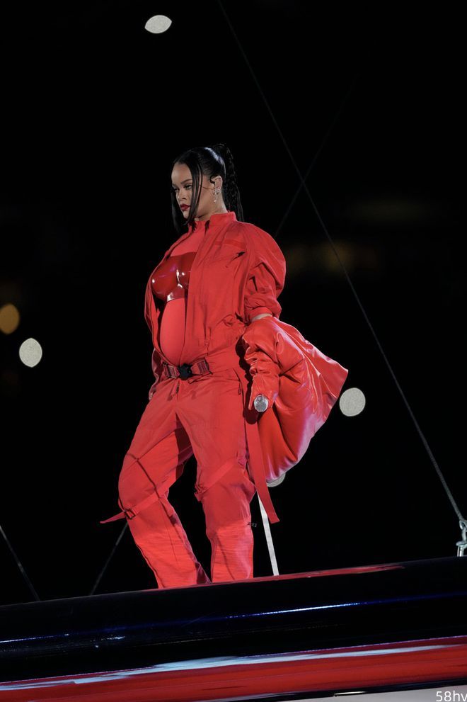 速来 Apple Music，重温 Rihanna 超级碗中场秀的精彩演出